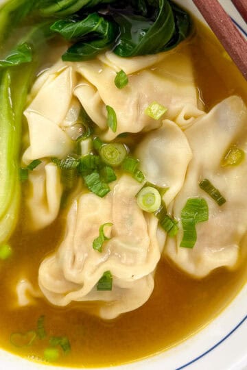 Easy Wonton Soup Recipe featured view